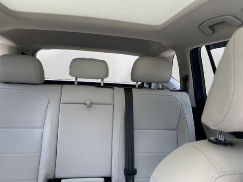 Used 2019 Volkswagen Tiguan SE w/ Panoramic Sunroof Package AWD/4WD image 12