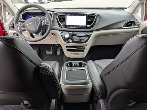 Used 2024 Chrysler Pacifica Touring-L FWD image 5