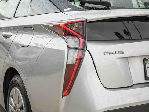 Used 2016 Toyota Prius Two w/ Preferred Accessory Package FWD image 9