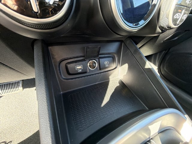 Used 2025 Hyundai Venue SEL FWD image 28