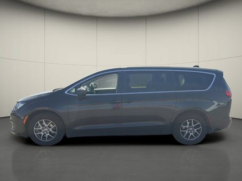 Used 2023 Chrysler Voyager LX FWD image 4