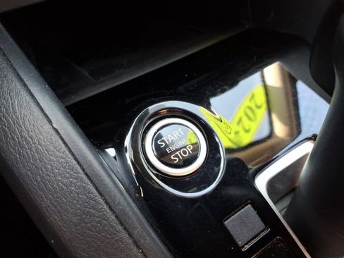 Used 2024 Nissan Versa SV FWD image 21