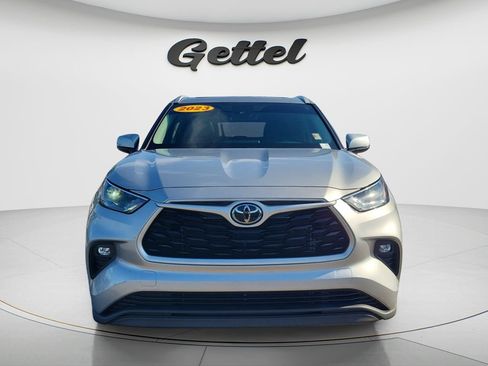Used 2023 Toyota Highlander XLE FWD image 2
