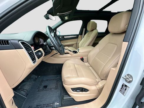 Certified 2023 Porsche Cayenne Platinum Edition AWD/4WD image 5