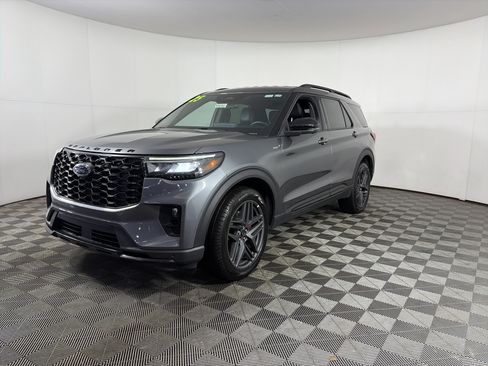 Used 2025 Ford Explorer ST-Line w/ ST-Line Street Pack image 3