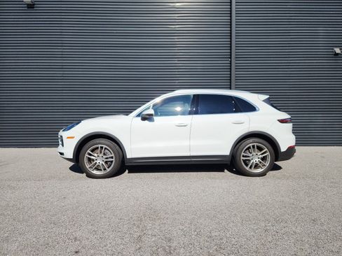 Certified 2023 Porsche Cayenne Platinum Edition image 2
