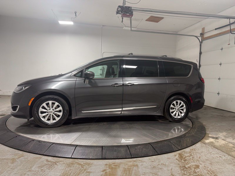 Used 2018 Chrysler Pacifica Touring-L FWD image 4