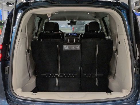 Used 2021 Chrysler Pacifica Touring-L image 26