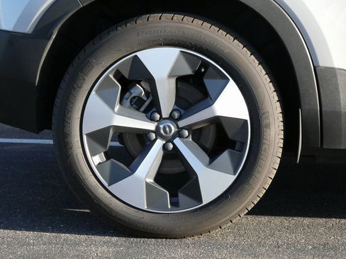 Used 2024 Volvo XC40 B5 Plus image 19