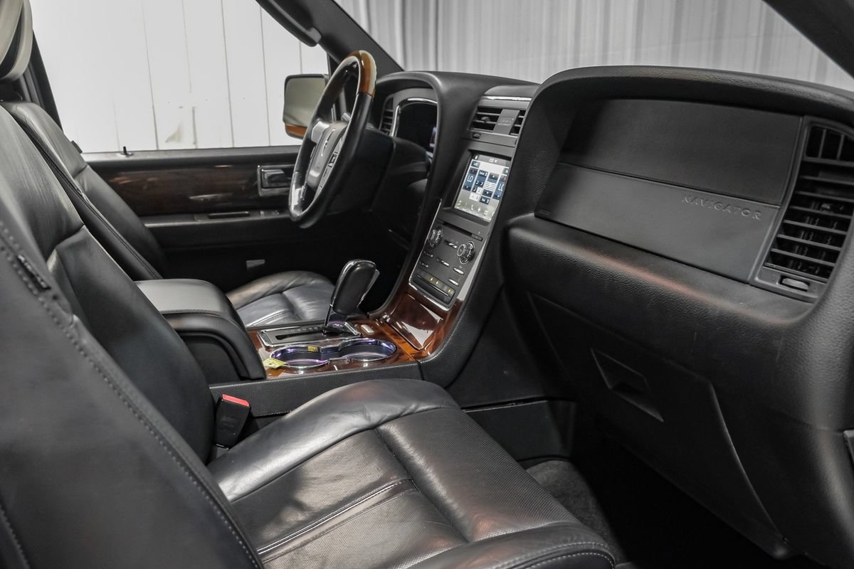 Used 2016 Lincoln Navigator Select RWD image 8