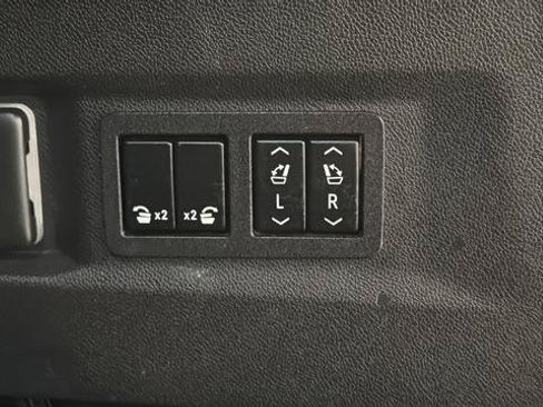 Used 2022 Chevrolet Tahoe Z71 w/ Luxury Package AWD/4WD image 32