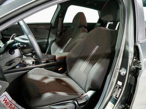 Used 2025 Hyundai Elantra SEL image 3