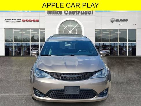 Used 2018 Chrysler Pacifica Touring-L w/ Premium Audio Group FWD image 2