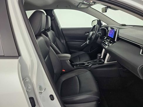 Used 2023 Toyota Corolla Cross XLE image 10