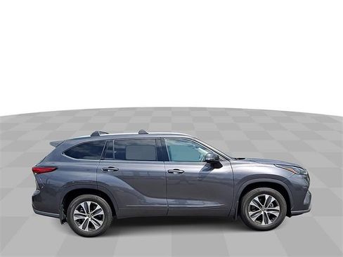 Used 2022 Toyota Highlander XLE image 9