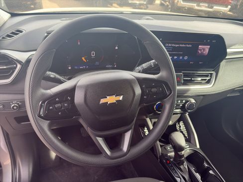 Used 2025 Chevrolet TrailBlazer LT AWD/4WD image 9