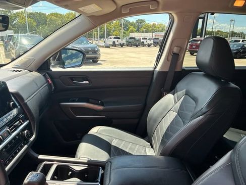 Used 2024 Nissan Pathfinder Platinum FWD image 16