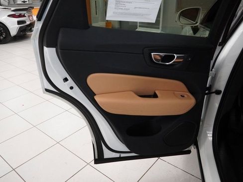 Used 2019 Volvo XC60 T5 Momentum w/ Multimedia Package image 23