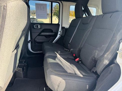 Used 2024 Jeep Wrangler Unlimited Sahara image 10