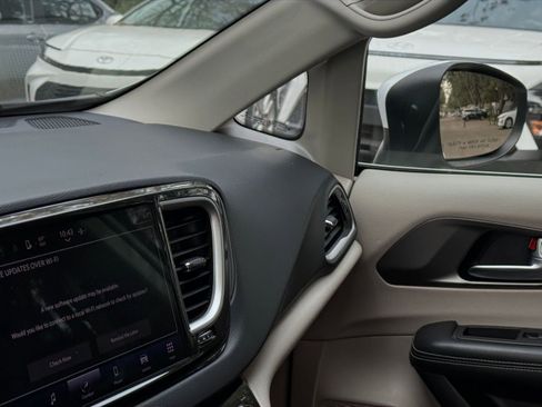 Used 2023 Chrysler Pacifica Touring-L image 32