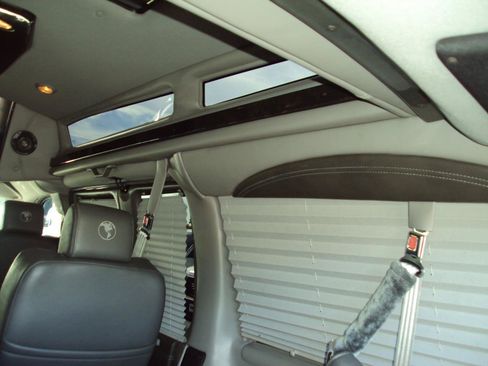 Used 2017 Chevrolet Express 2500 RWD image 17