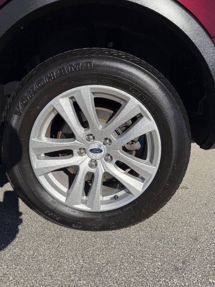 Used 2019 Ford Explorer XLT w/ Equipment Group 202A AWD/4WD image 9