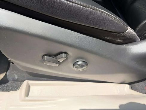 Used 2022 Chrysler Pacifica Touring-L FWD image 6