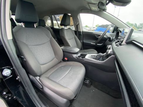 Used 2025 Toyota RAV4 XLE FWD image 27