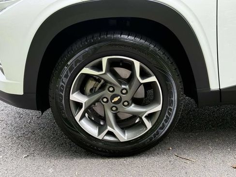 Certified 2025 Chevrolet Trax LT FWD image 8