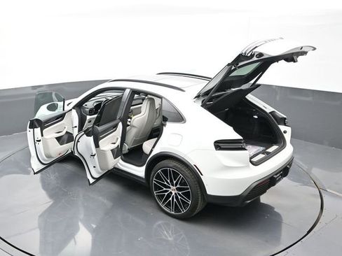 Certified 2025 Porsche Macan Electric RWD image 32
