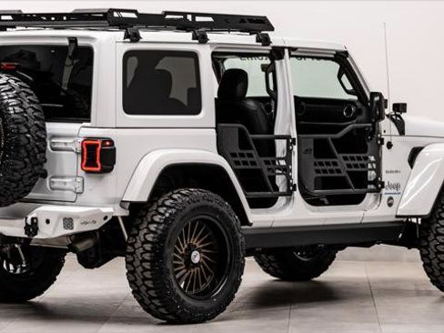 Used 2023 Jeep Wrangler Unlimited Sahara w/ Cold Weather Group AWD/4WD image 17