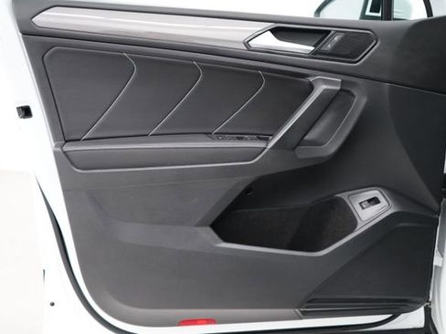 Used 2022 Volkswagen Tiguan SE w/ Panoramic Sunroof Package image 11