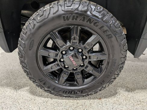 Used 2024 GMC Sierra 2500 AT4 w/ AT4 Preferred Package image 12