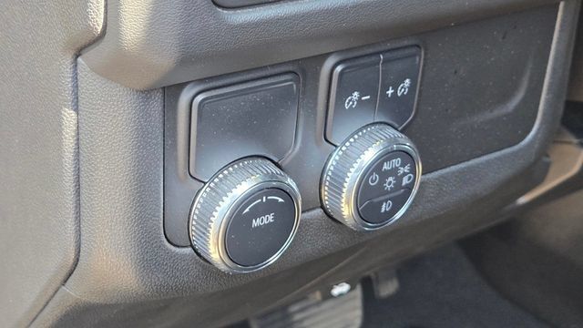 Used 2024 GMC Yukon SLE w/ Gmc Pro Safety Plus Package RWD image 17
