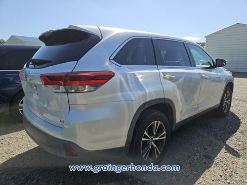 Used 2019 Toyota Highlander Plus FWD image 6