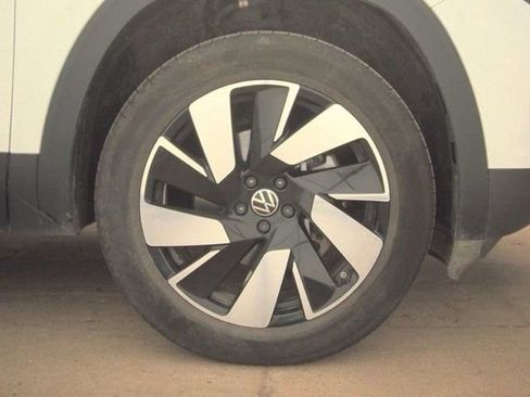 Used 2025 Volkswagen Atlas Cross Sport SE image 22