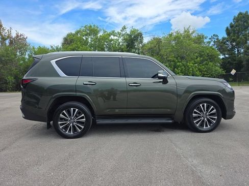 Used 2024 Lexus LX 600 4WD w/ Premium Package image 2
