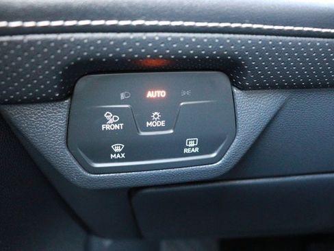 Used 2025 Volkswagen Atlas SE image 25