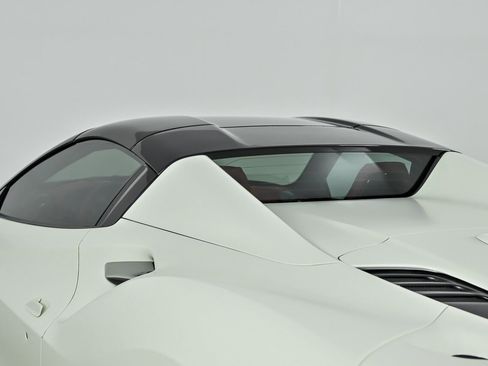 Used 2022 Ferrari F8 Tributo image 44