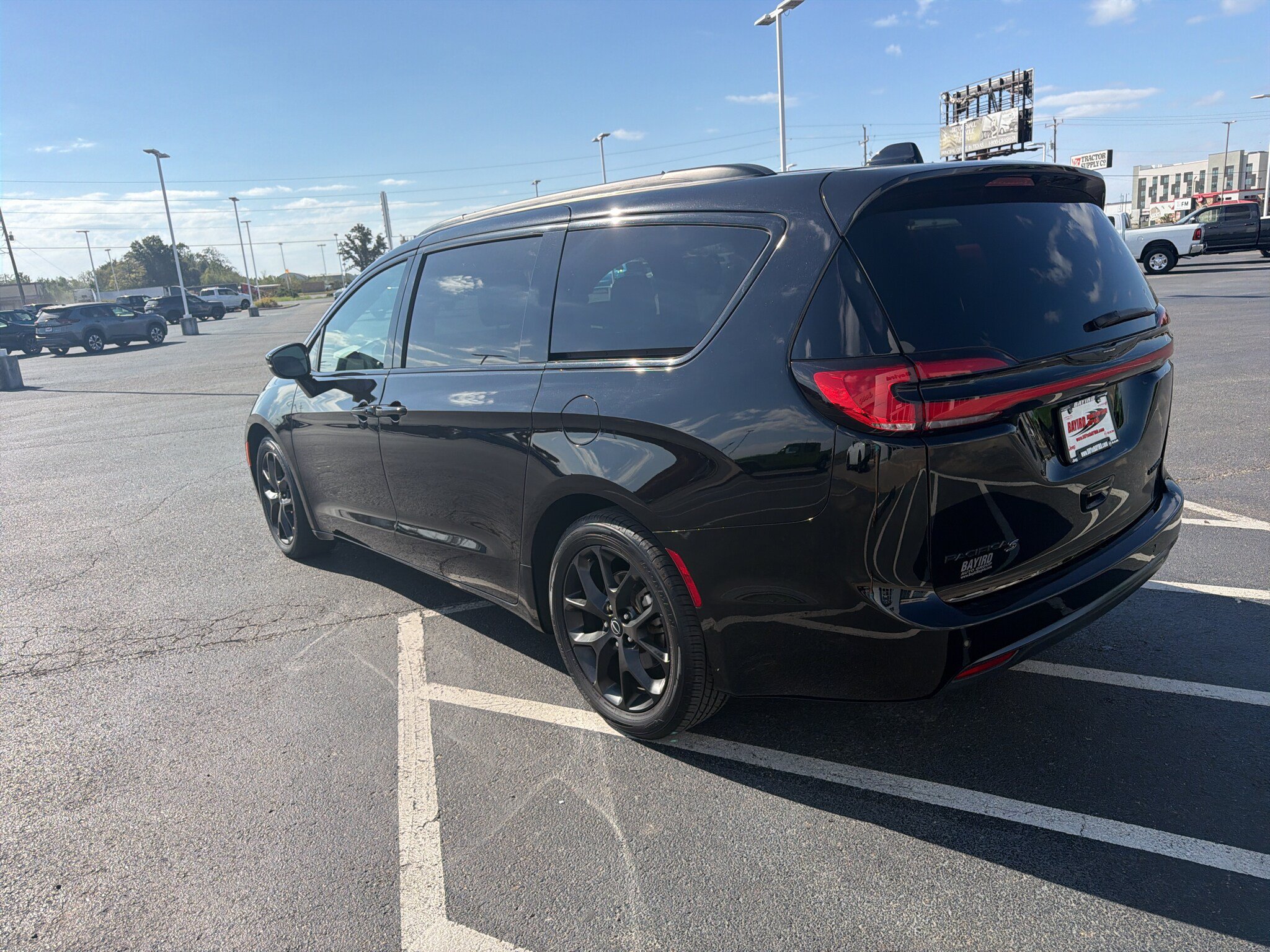 Used 2025 Chrysler Pacifica Limited FWD image 6