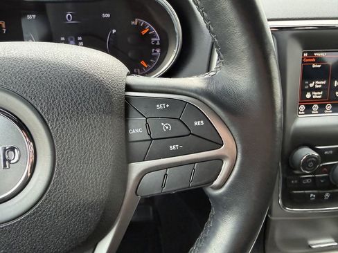 Used 2018 Jeep Grand Cherokee Laredo image 16