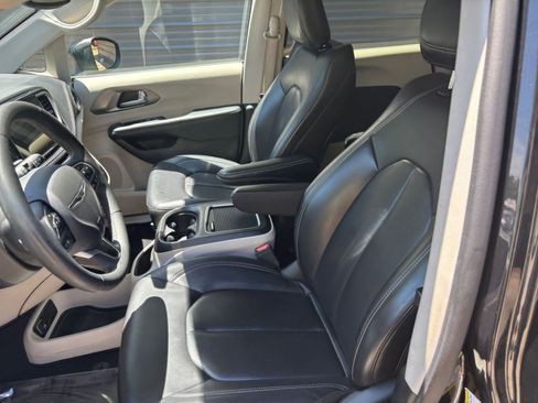 Used 2023 Chrysler Pacifica Touring-L FWD image 34