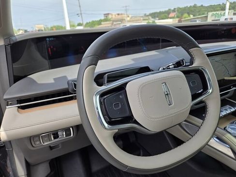 Used 2025 Lincoln Nautilus Reserve AWD/4WD image 10