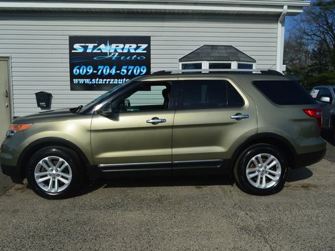 Used 2013 Ford Explorer XLT image 2