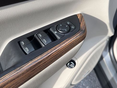Used 2019 GMC Acadia Denali w/ Technology Package FWD image 32