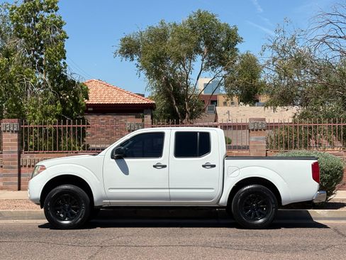 Used 2016 Nissan Frontier SV RWD image 3