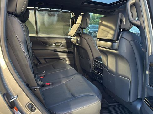 Used 2023 Lexus LX 600 4WD w/ Luxury Package image 11