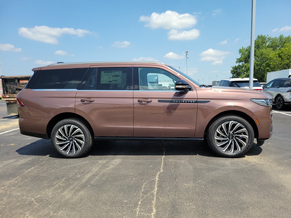 New 2027 Lincoln Navigator Black Label AWD/4WD image 3