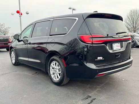 Used 2024 Chrysler Pacifica Touring-L image 6