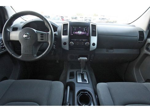 Used 2010 Nissan Frontier SE image 12